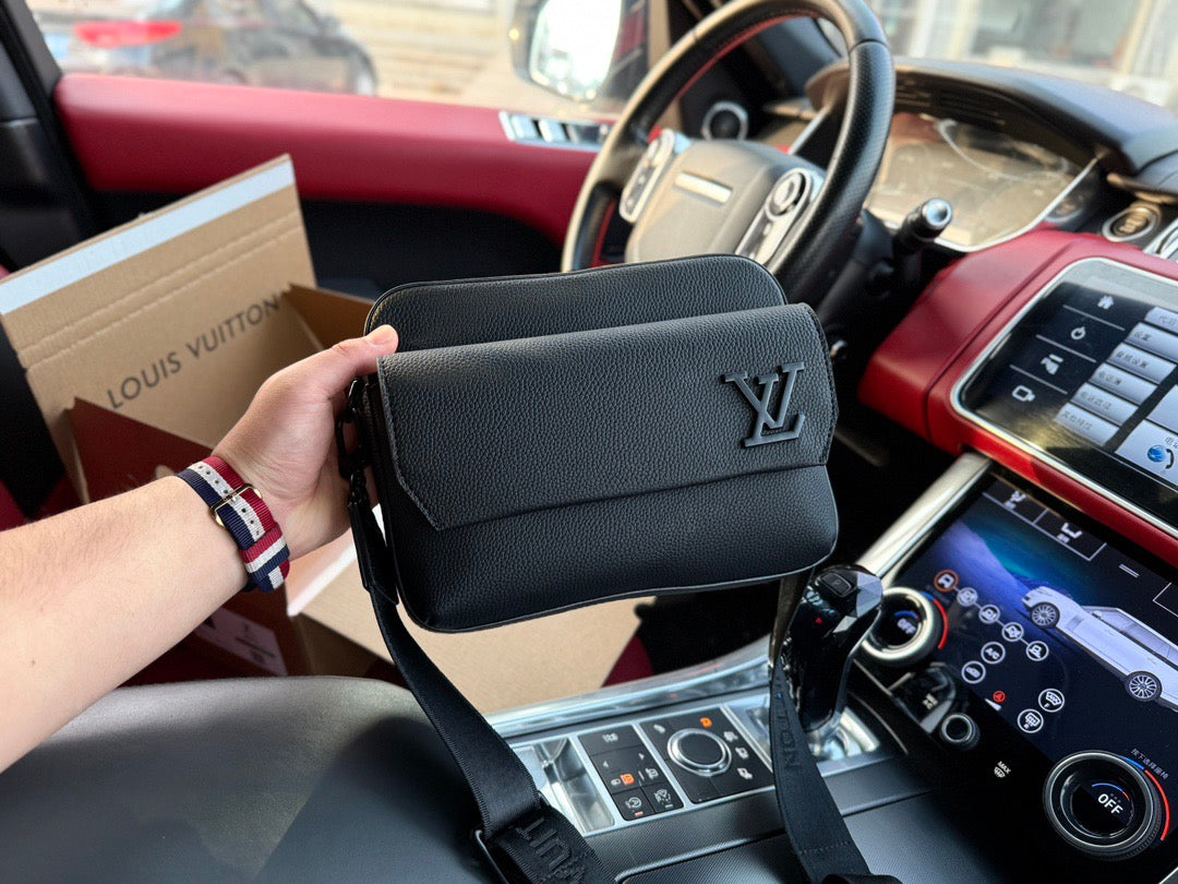 LOUIS VUITTON - Men’s Fastline bag