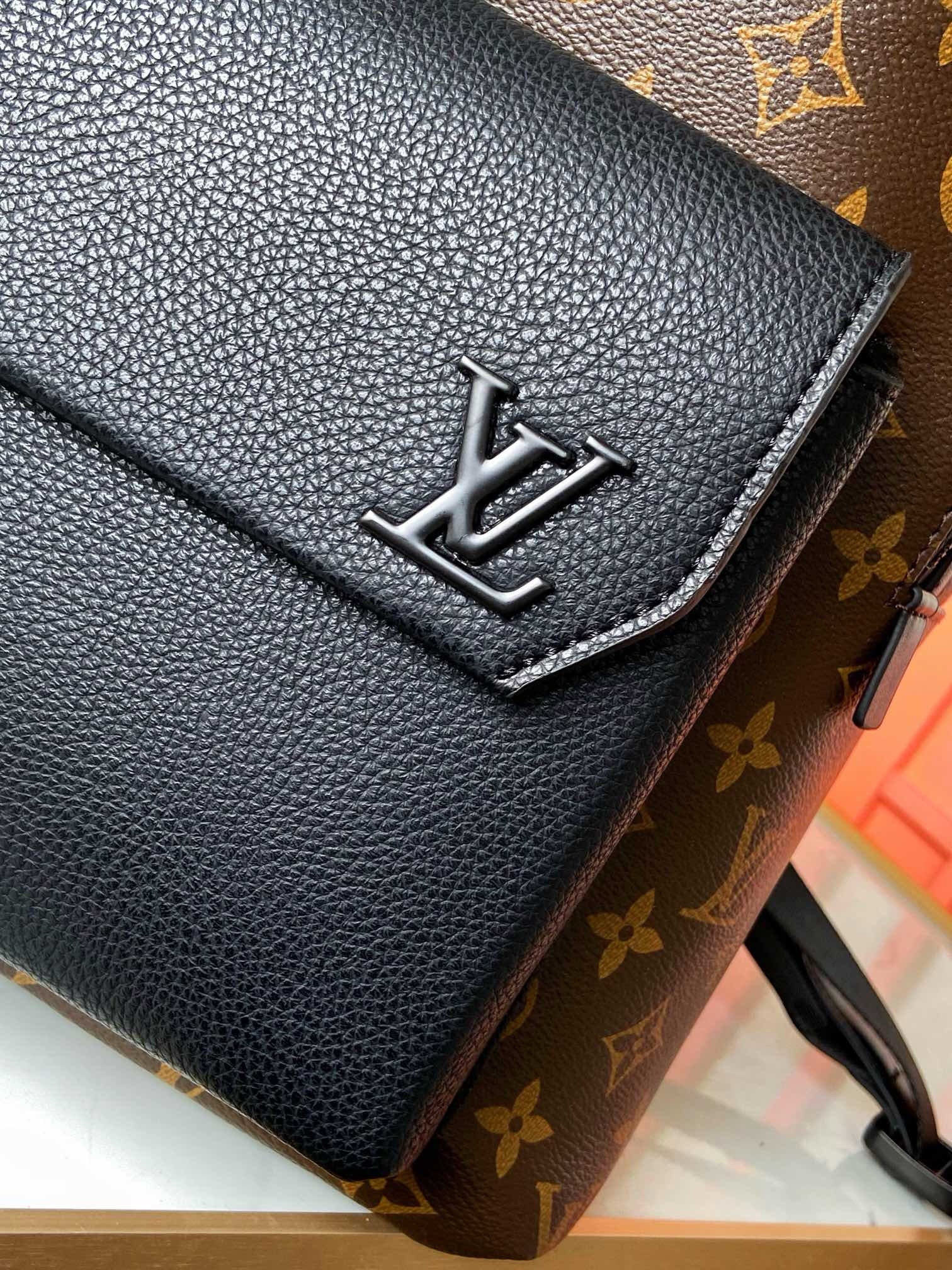 LOUIS VUITTON - Discovery Backpack PM