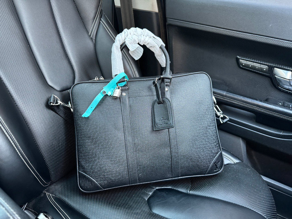 LOUIS VUITTON- Men’s laptop bag