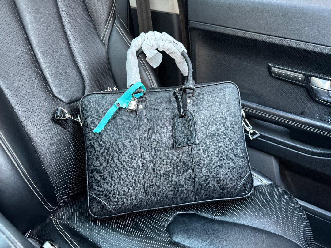 LOUIS VUITTON- Men’s laptop bag