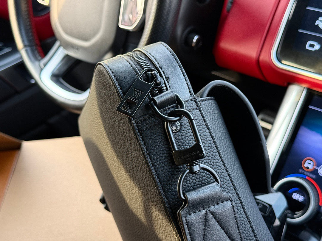 LOUIS VUITTON - Men’s Fastline bag