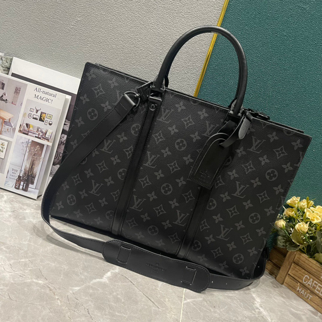 LOUIS VUITTON- Men’s Horrizontal zippe bag