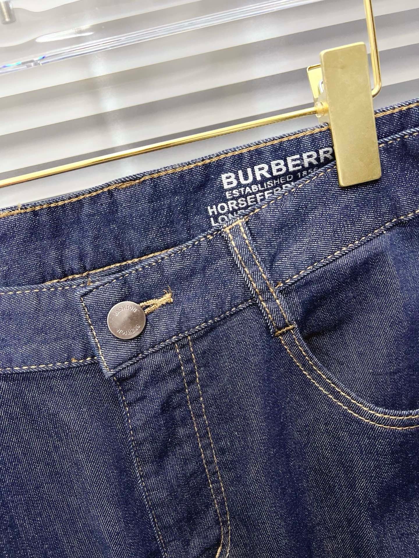BURBERRY - Jeans