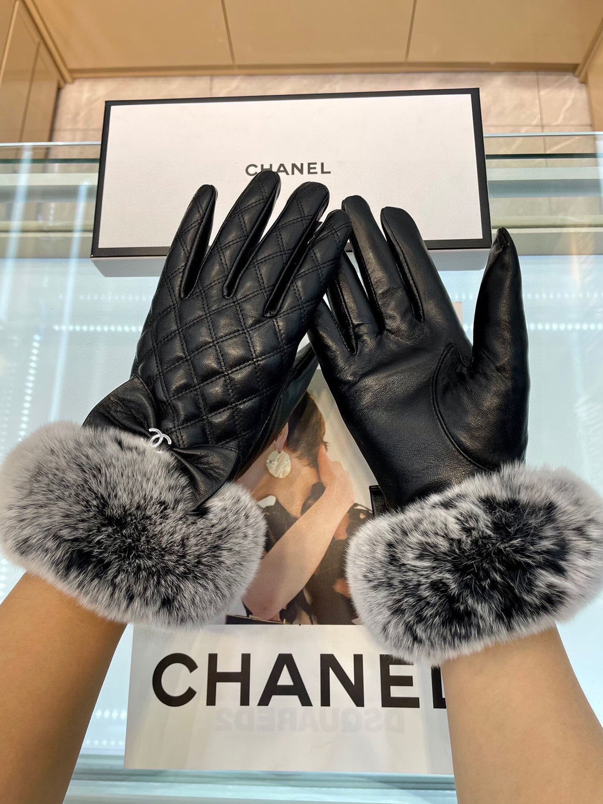 CHANEL - Fur gloves