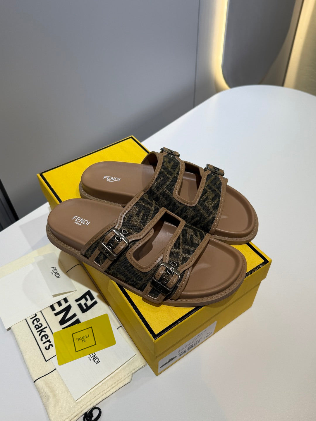 FENDI - Unisex Feel Sandals