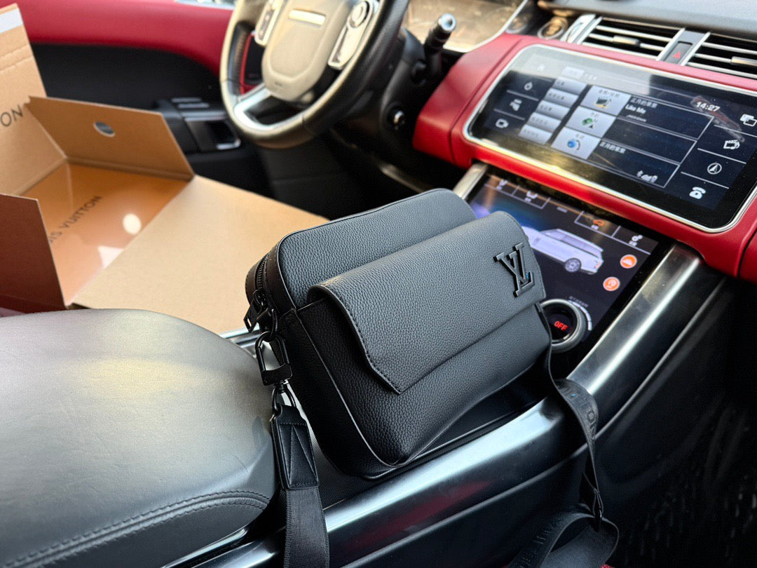 LOUIS VUITTON - Men’s Fastline bag