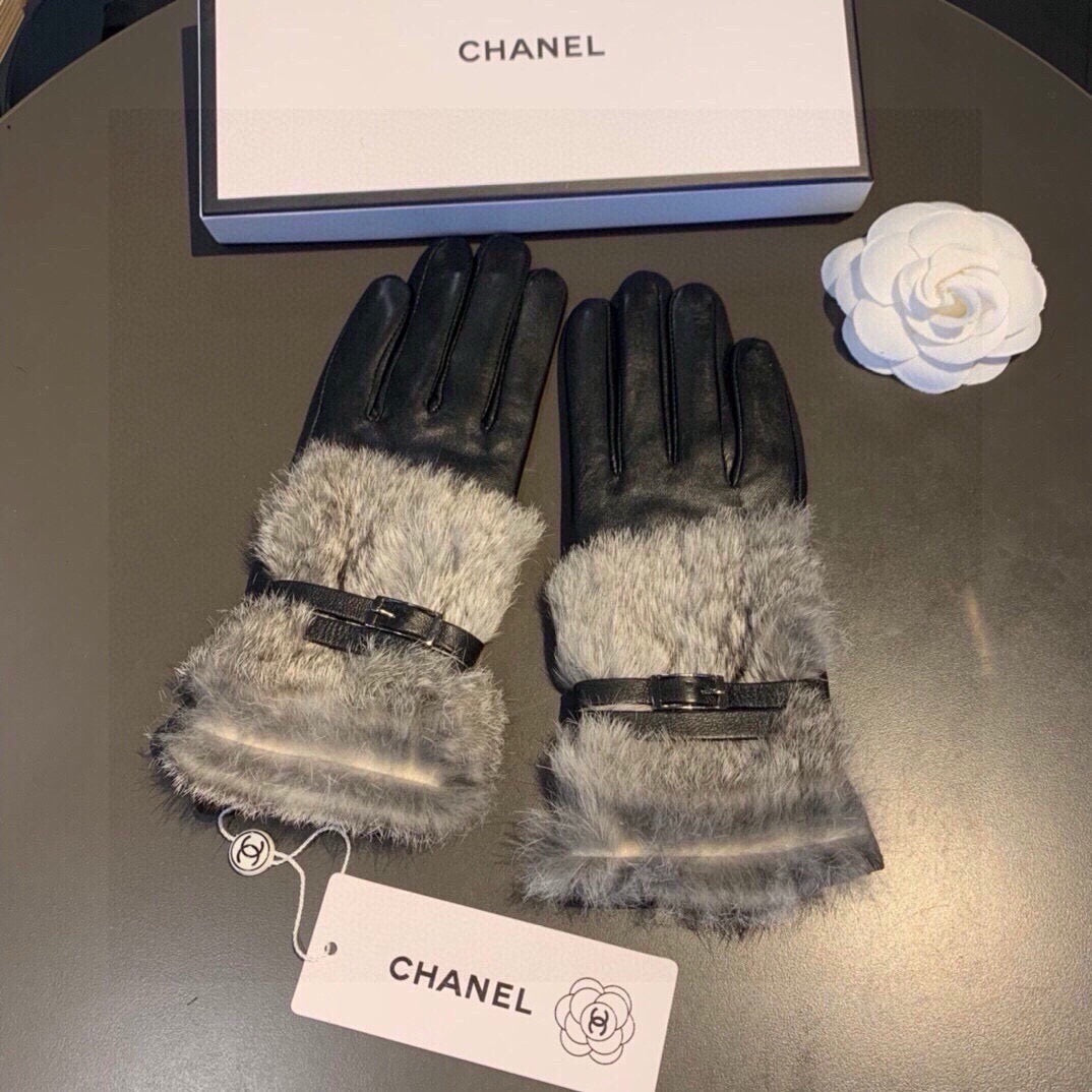 CHANEL - Fur gloves