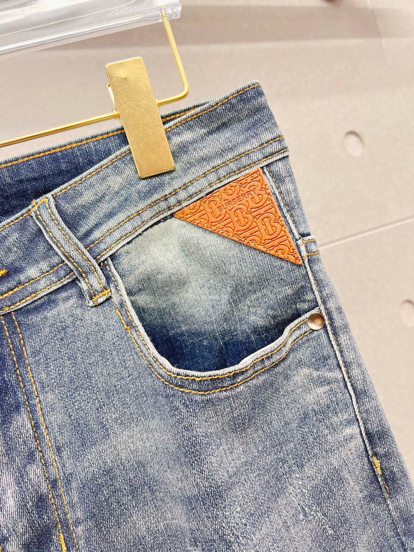 BURBERRY - Jeans