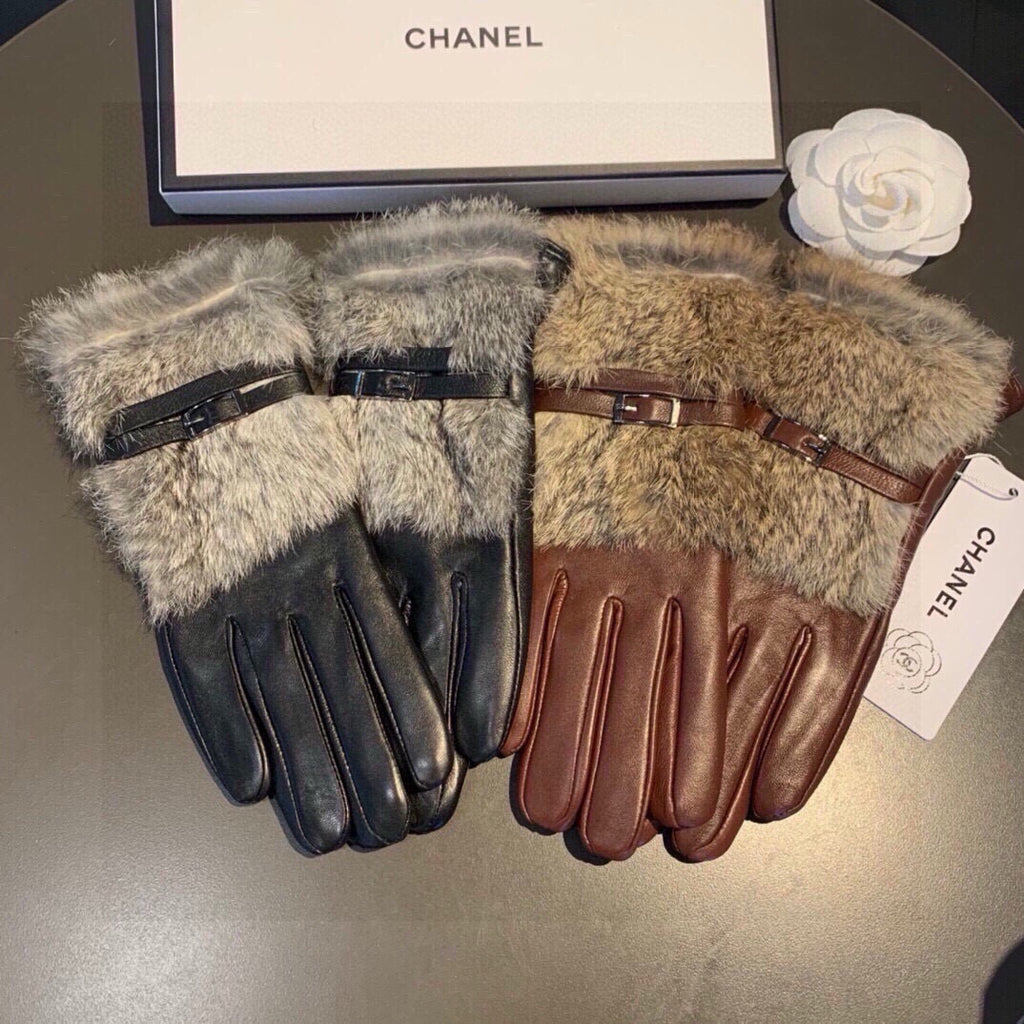 CHANEL - Fur gloves