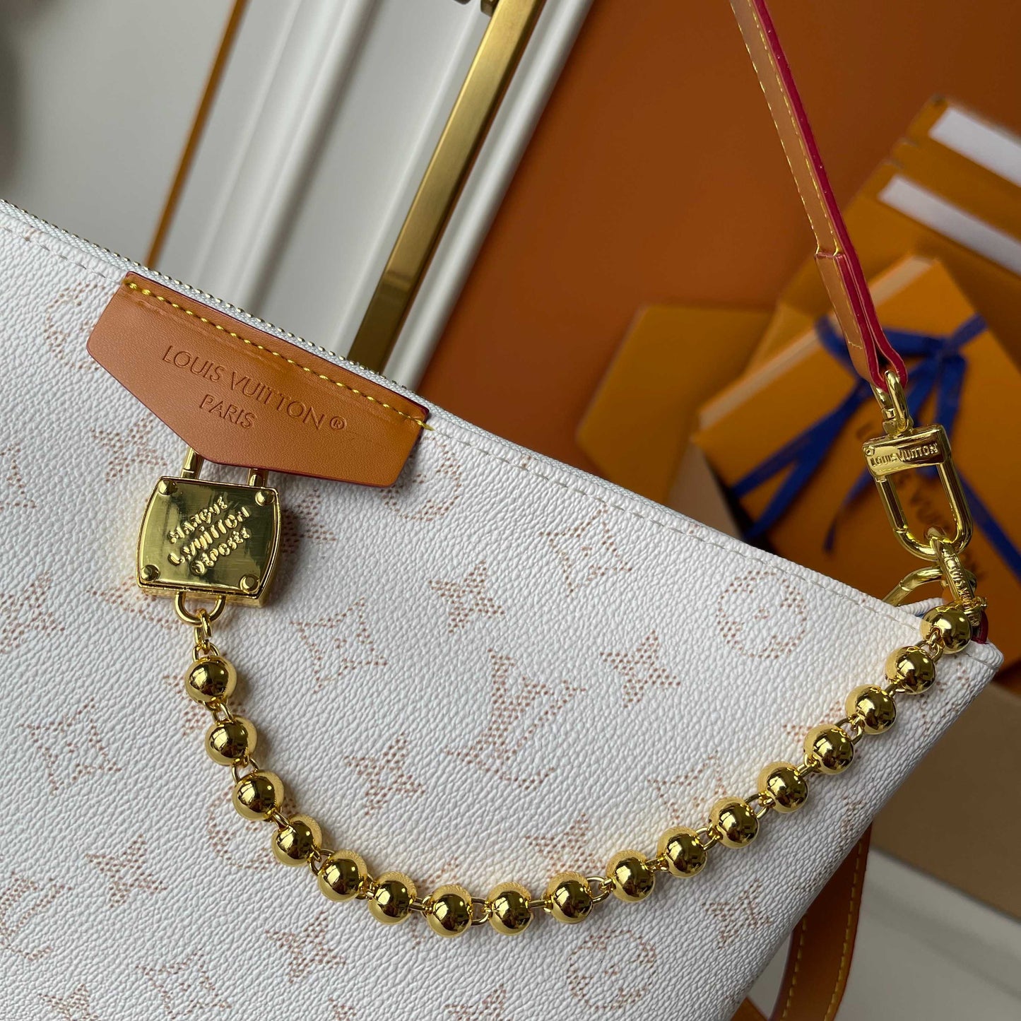LOUIS VUITTON- Hills Chette