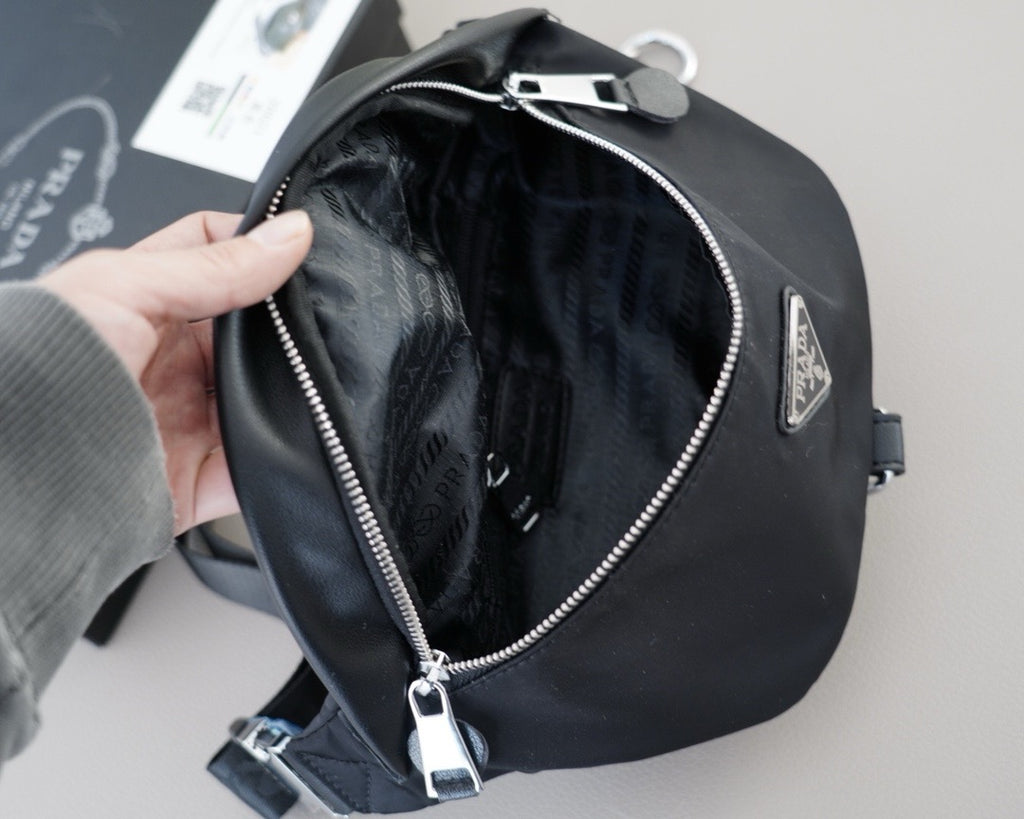 PRADA - Belt bag