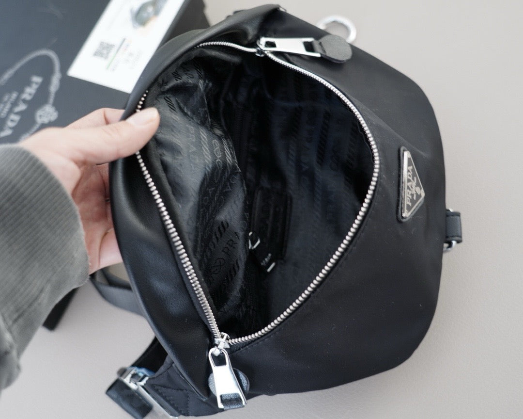 PRADA - Belt bag