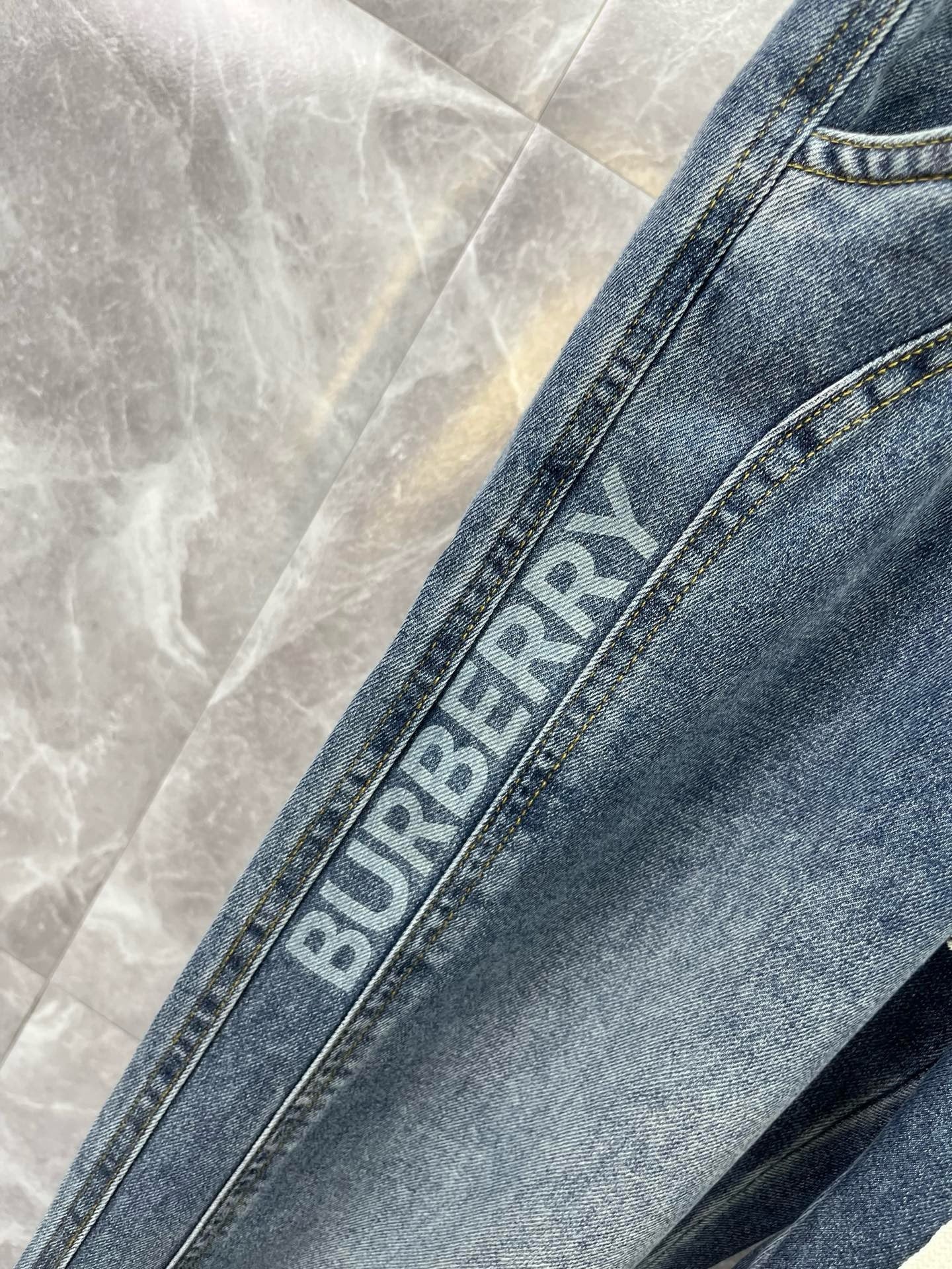 BURBERRY - Jeans