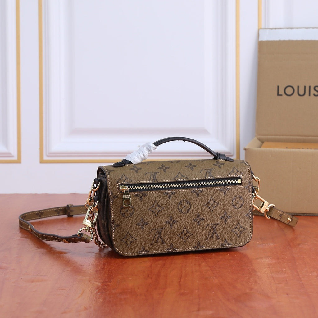 LOUIS VITTON - Flap Bag in Brown Monogram