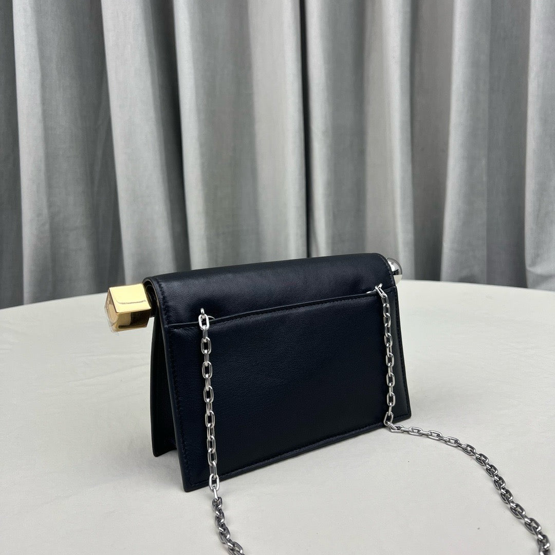 JACQUEMUS - La Petite Pochette Rond Carré clutch