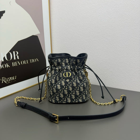 DIOR - oblique 30 montaigne