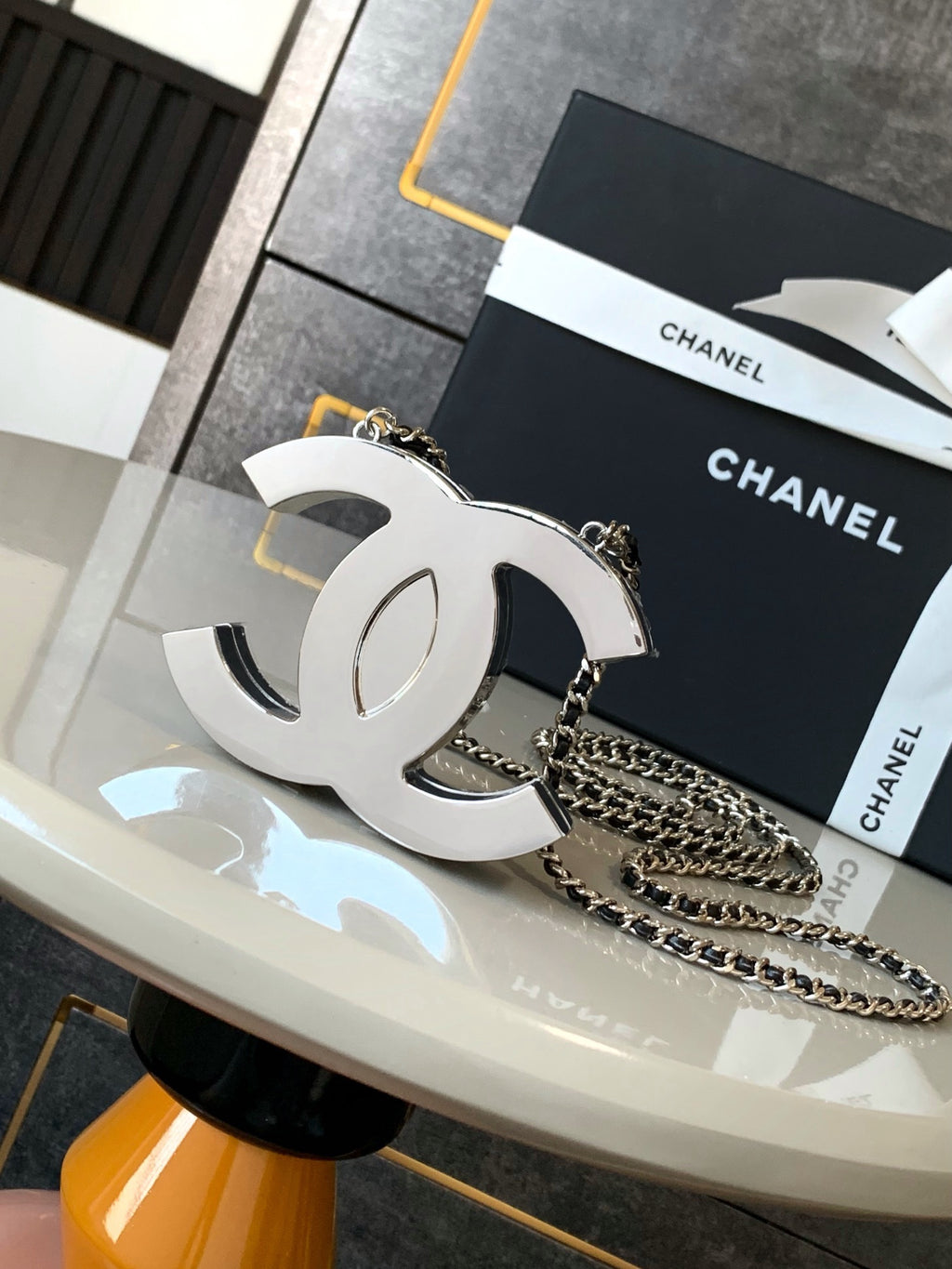 CHANEL - Cruise  2025 CC‑logo minaudière