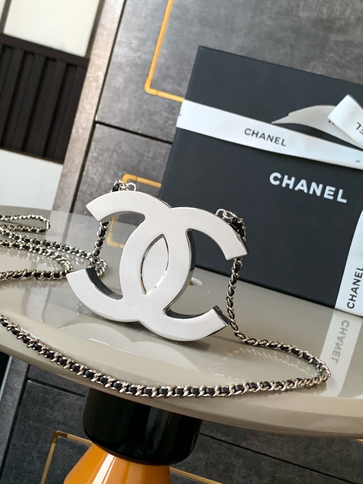 CHANEL - Cruise  2025 CC‑logo minaudière