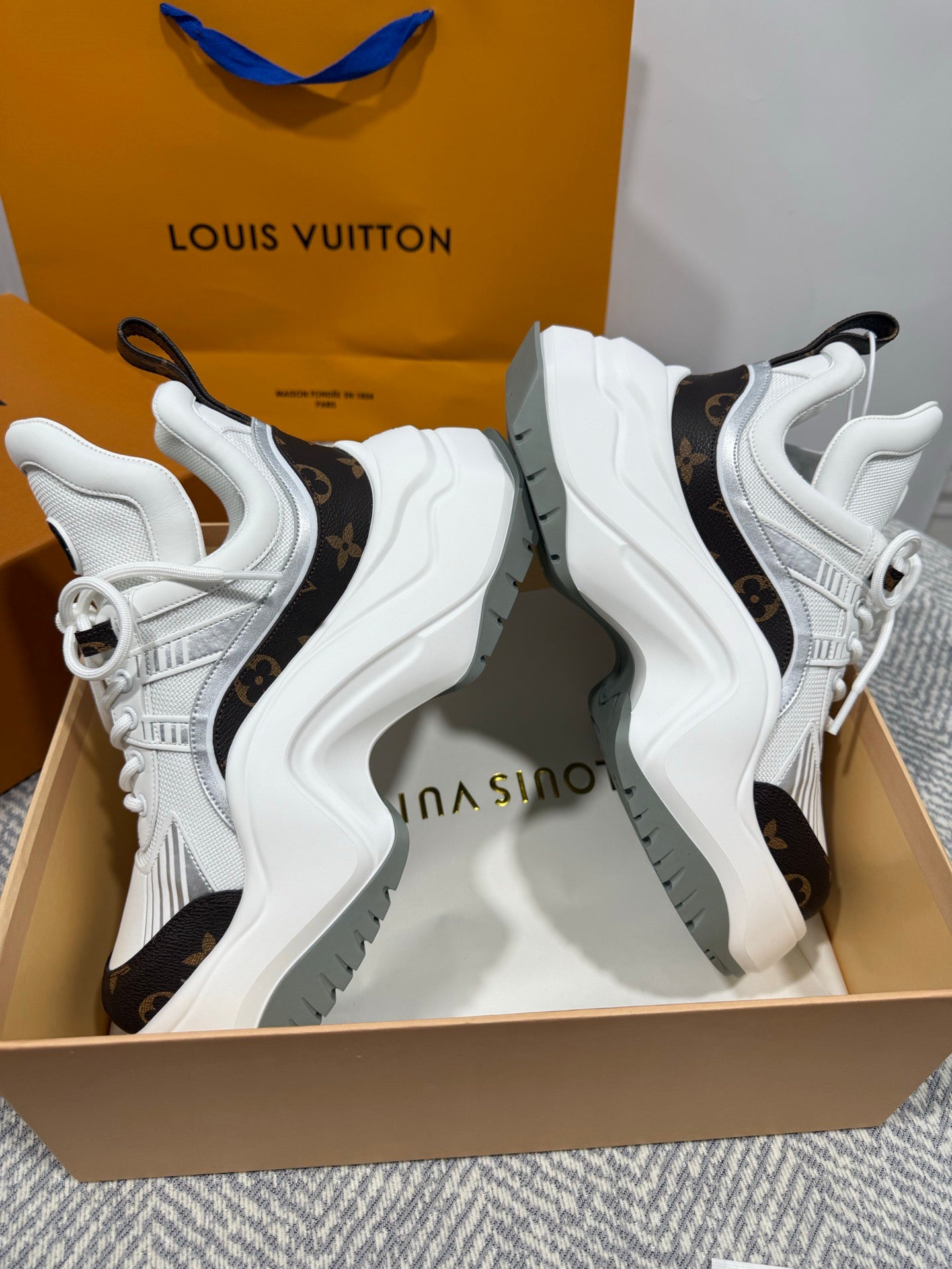 LOUIS VUITTON- Sneaker LV Archlight Trainer