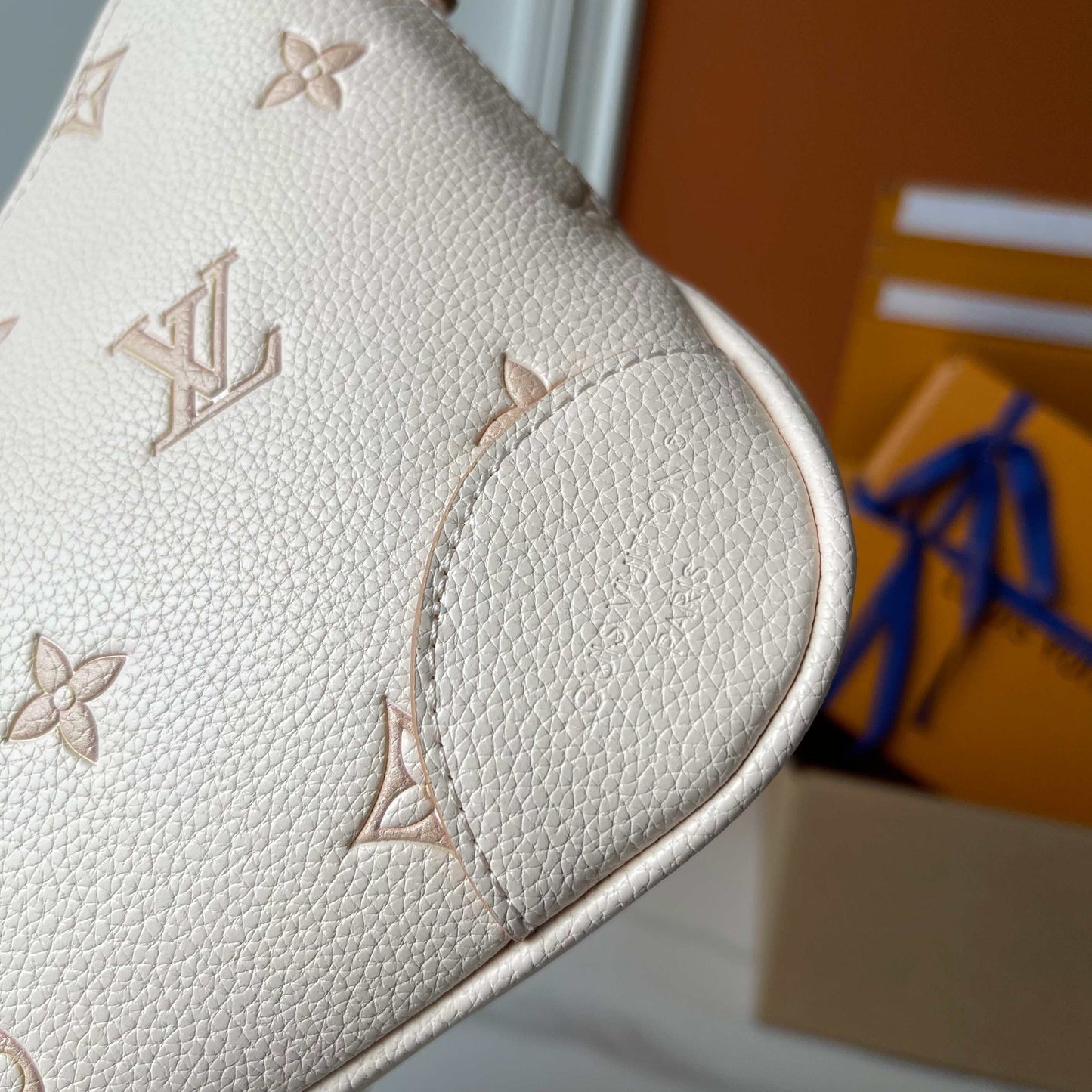 LOUIS VUITTON- Odeon