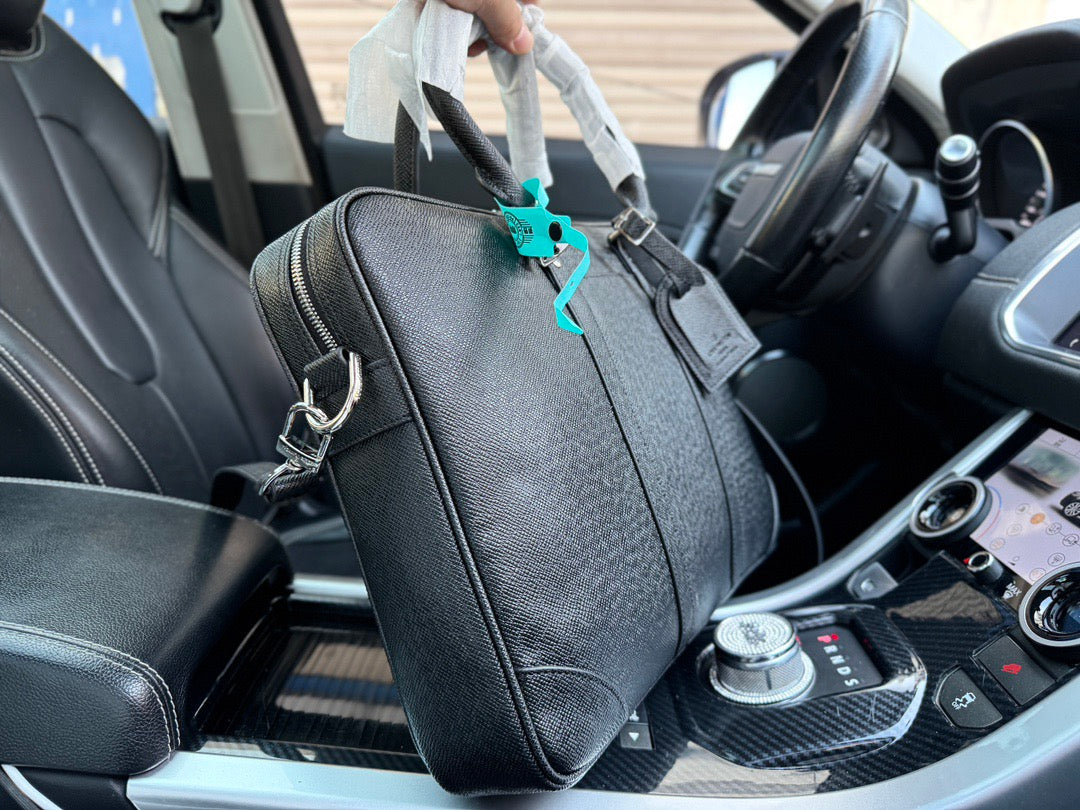 LOUIS VUITTON- Men’s laptop bag