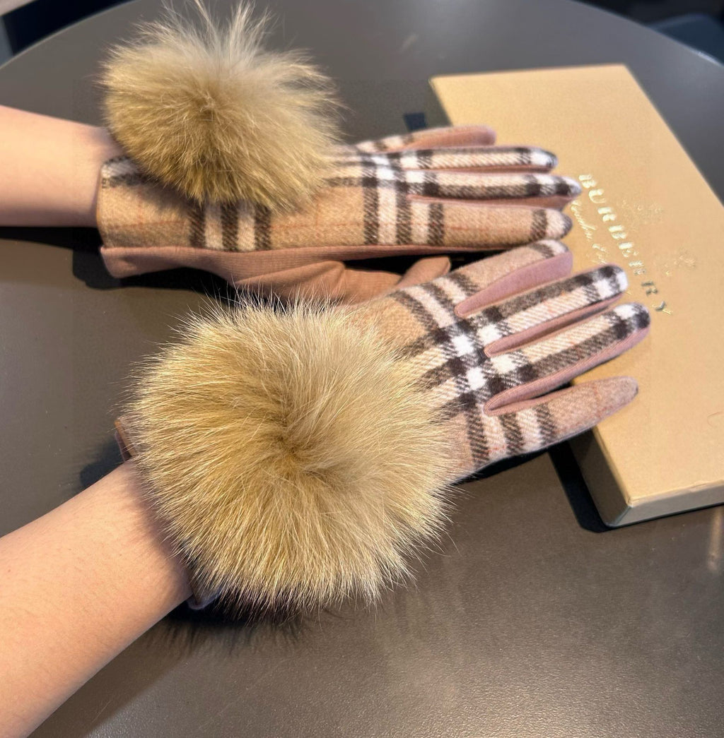 BURBERRY - Fur gloves