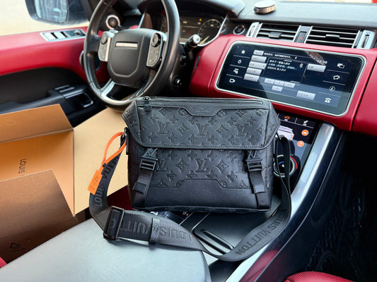 LOUIS VUITTON- Men’s Messenger voyager bag