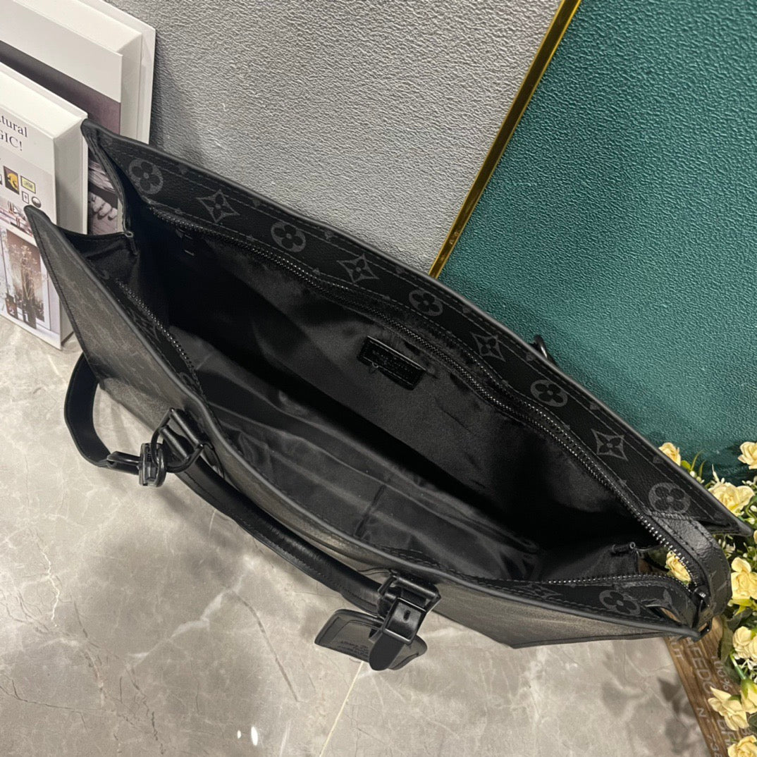 LOUIS VUITTON- Men’s Horrizontal zippe bag