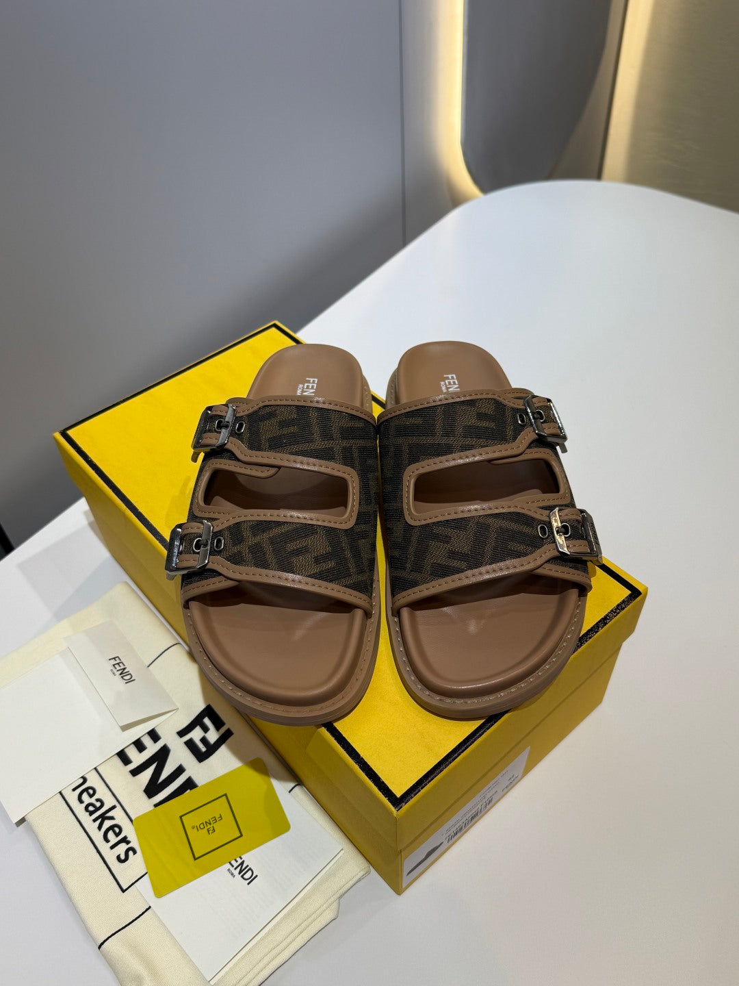 FENDI - Unisex Feel Sandals