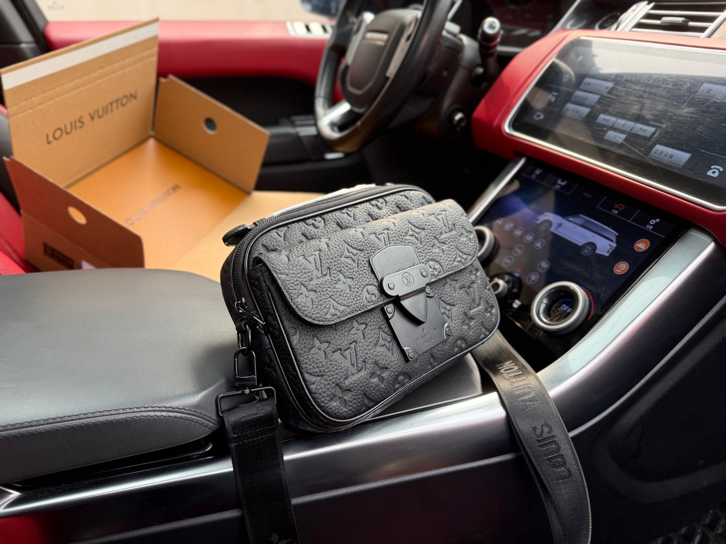 LOUIS VUITTON - S-lock