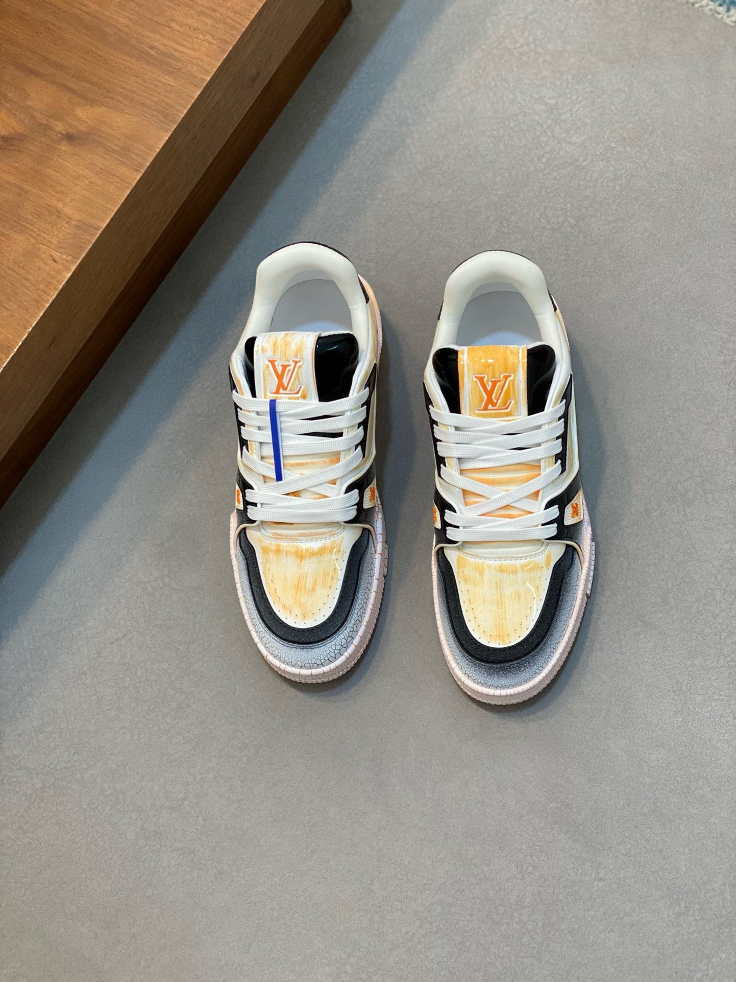 LOUIS VUITTON- Unisex sneakers
