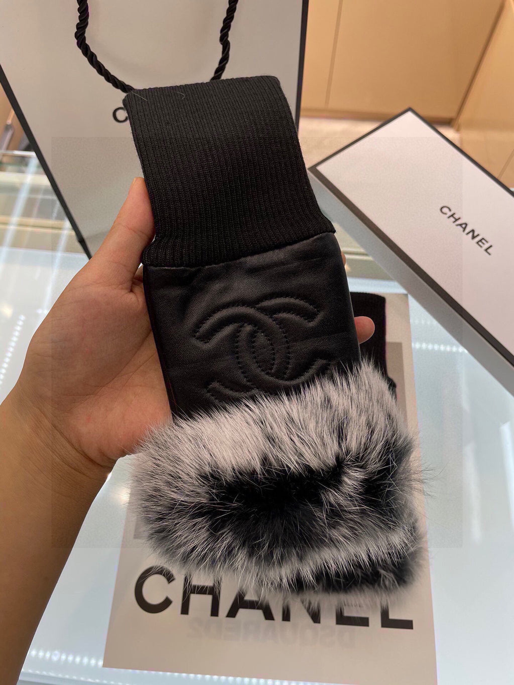 CHANEL - Fur gloves