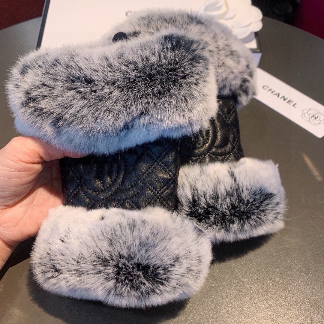 CHANEL - Fur gloves