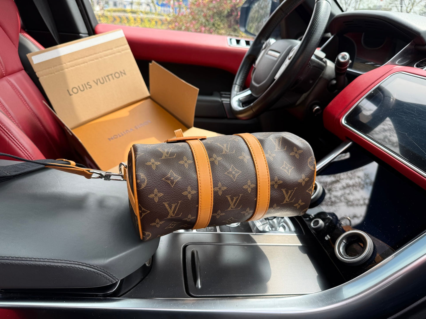 LOUIS VUITTON- Bandouiliere 25