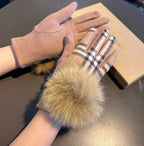 BURBERRY - Fur gloves