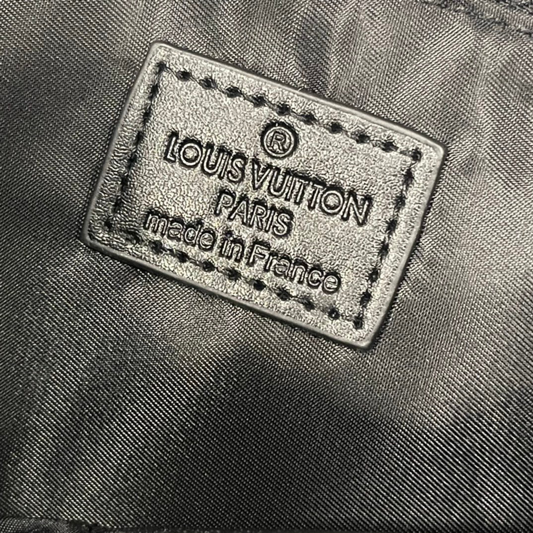 LOUIS VUITTON- Men’s Horrizontal zippe bag