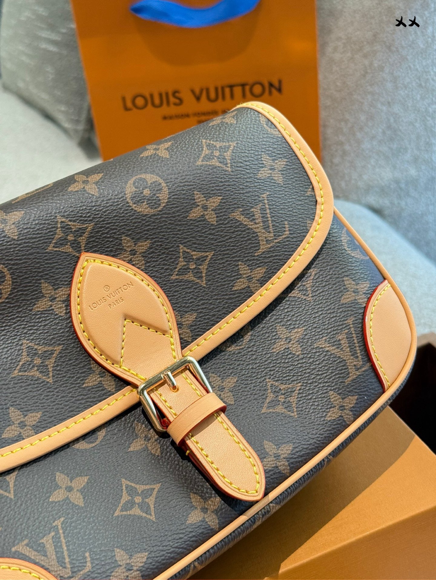 LOUIS VUITTON- Diane
