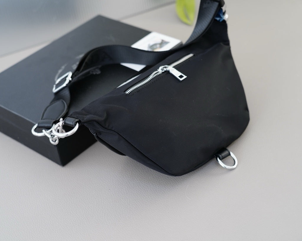 PRADA - Belt bag