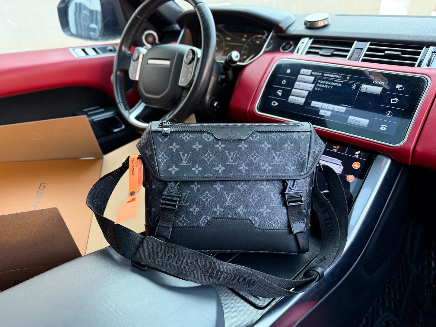 LOUIS VUITTON- Men’s Messenger voyager bag