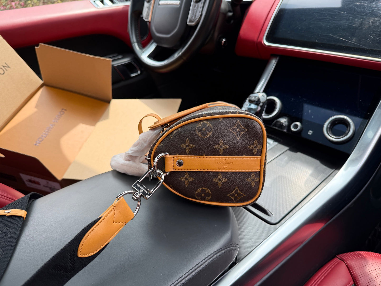 LOUIS VUITTON- Bandouiliere 25