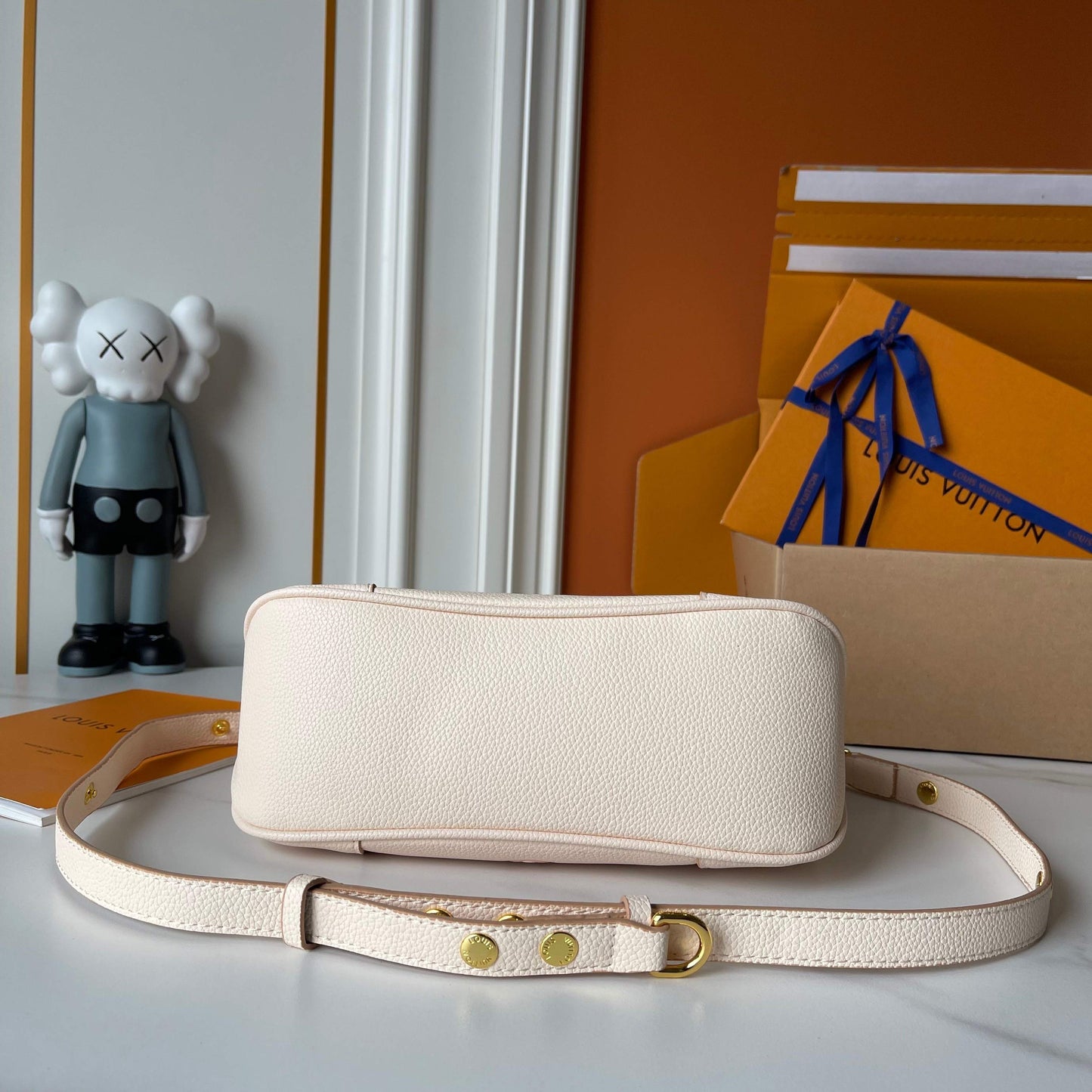 LOUIS VUITTON- Odeon