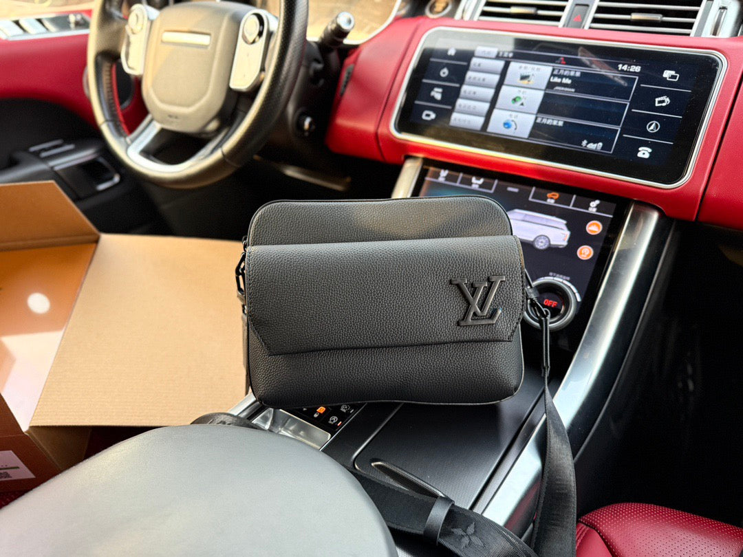 LOUIS VUITTON - Men’s Fastline bag