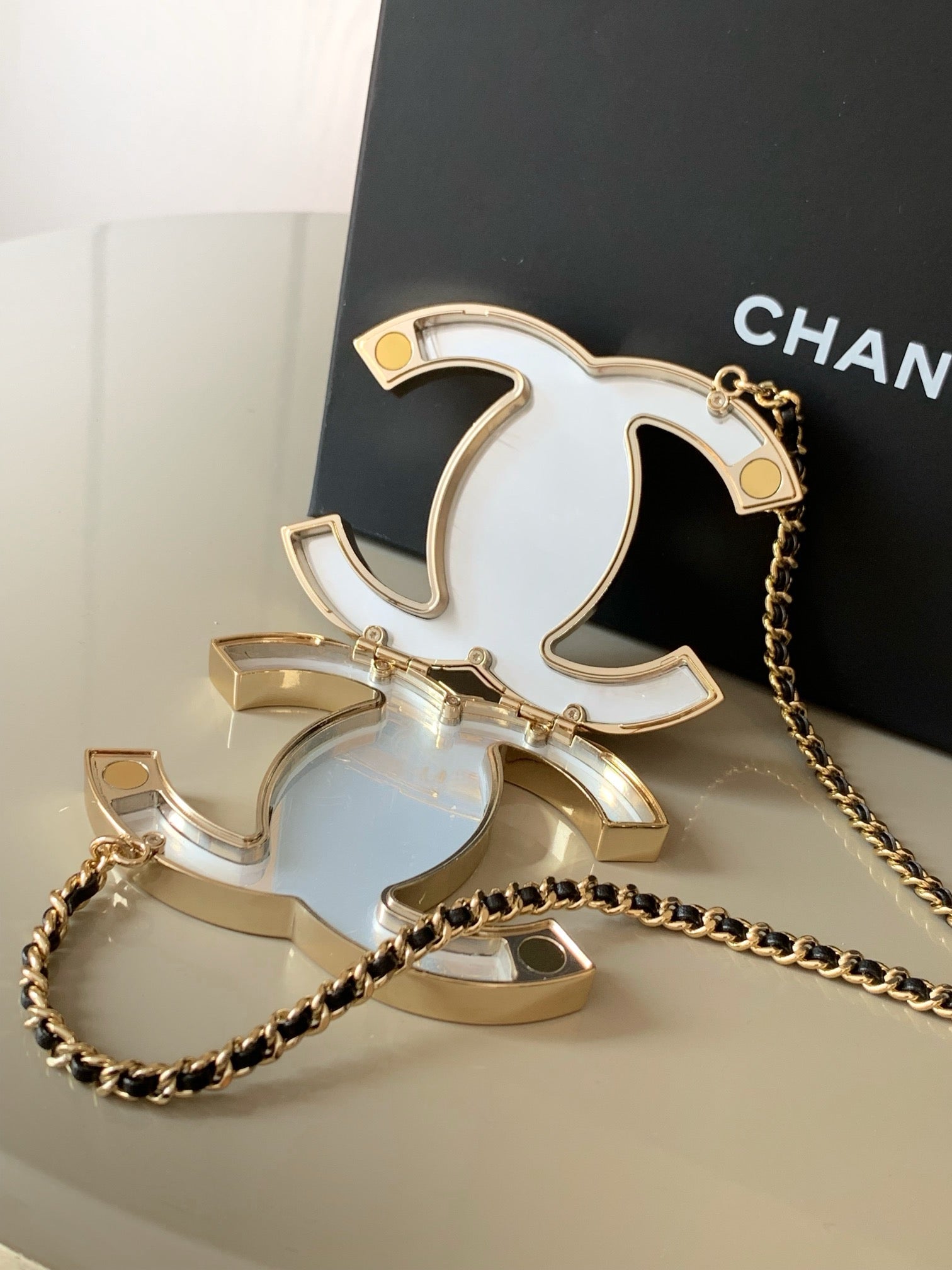 CHANEL - Cruise  2025 CC‑logo minaudière
