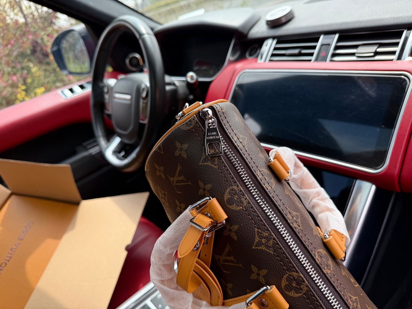 LOUIS VUITTON- Bandouiliere 25