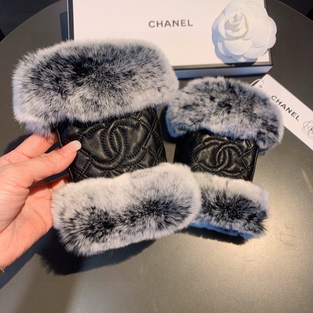 CHANEL - Fur gloves