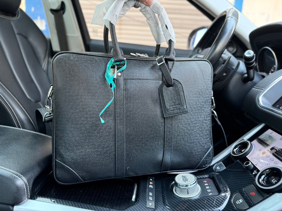 LOUIS VUITTON- Men’s laptop bag