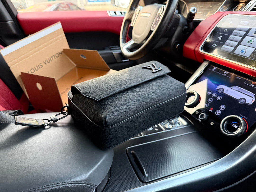 LOUIS VUITTON - Men’s Fastline bag