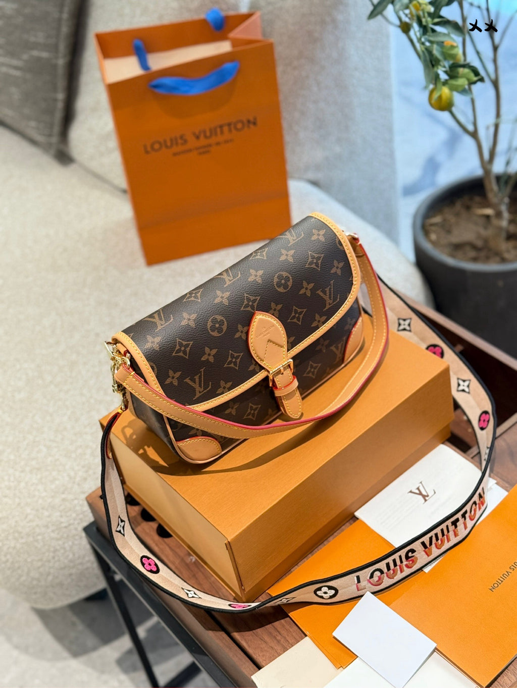 LOUIS VUITTON- Diane
