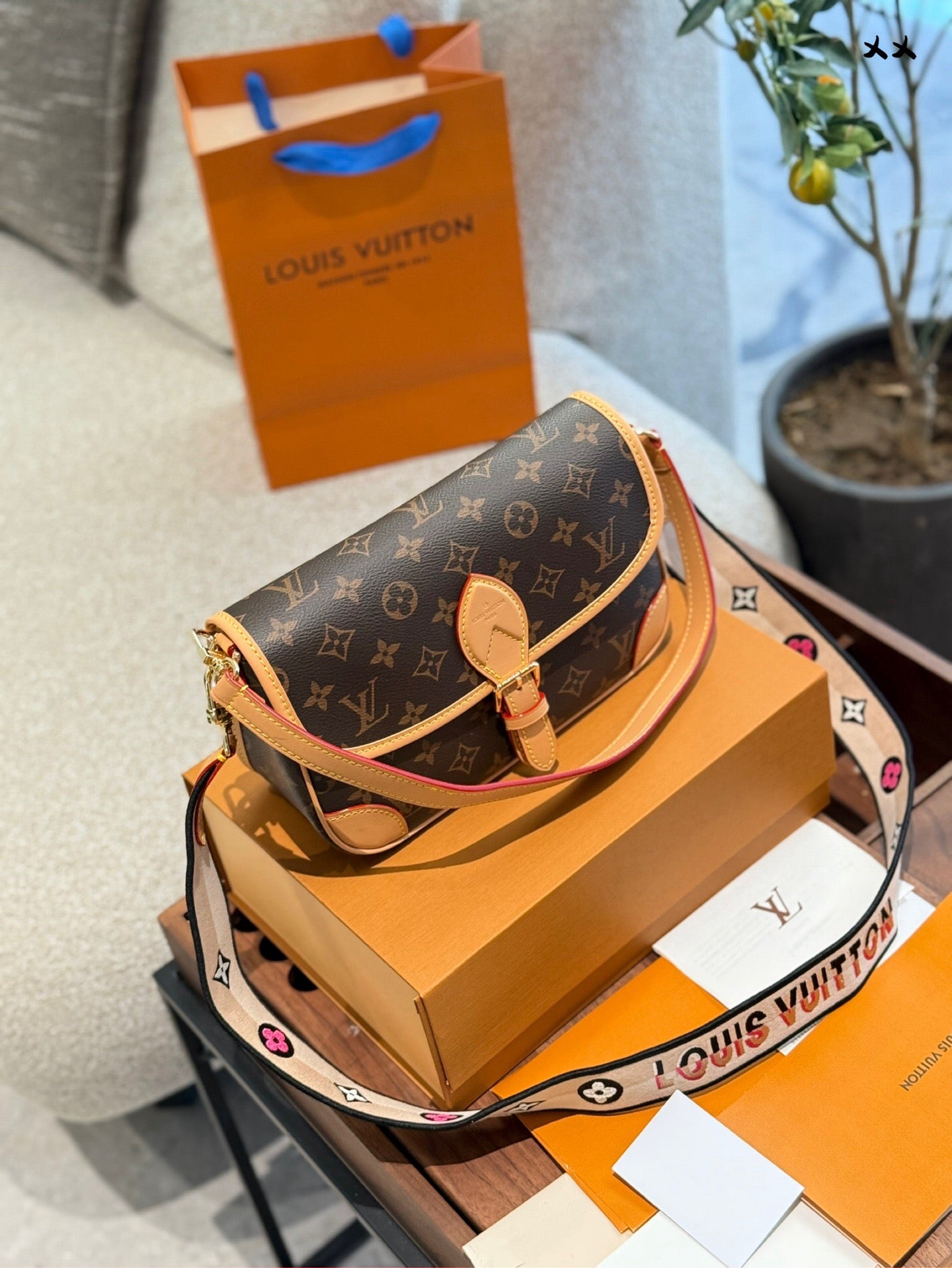 LOUIS VUITTON- Diane