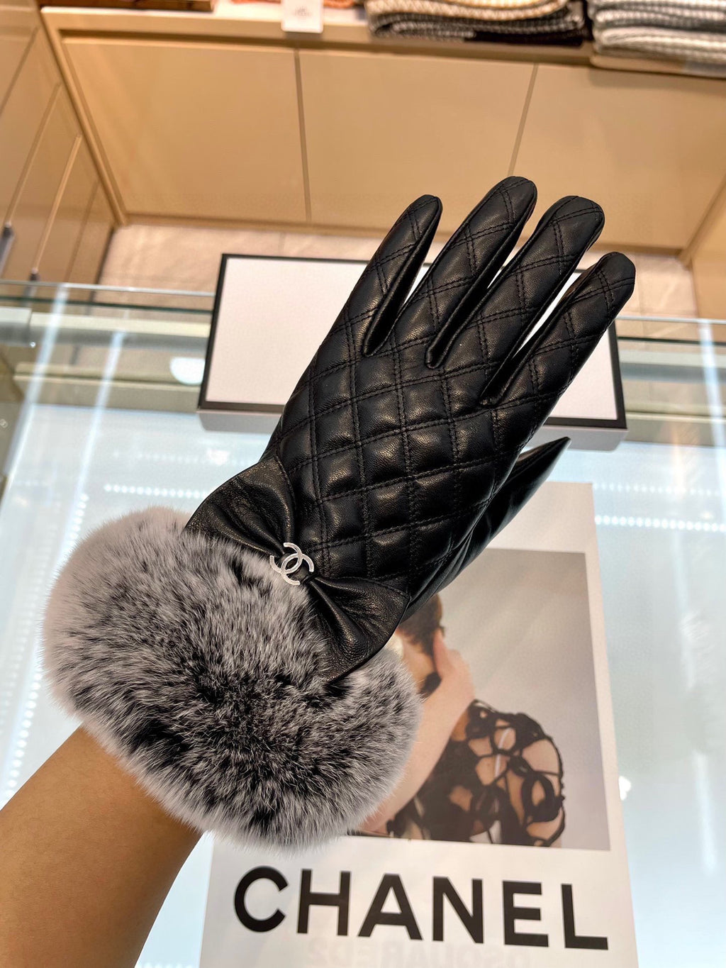 CHANEL - Fur gloves